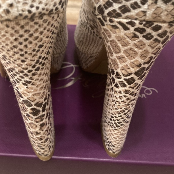 Fergie MAGNIFICENT Retro Platform Peeptoe
Chunky Heels - Picture 10 of 12